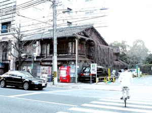 Josiane Keller - a spooky house in the middle of town