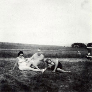 Diane Arbus - A family one evening in a nudist camp