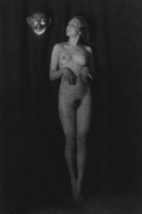 Germaine Krull, Berthe Krull naked with a mask, Berlin, 1923