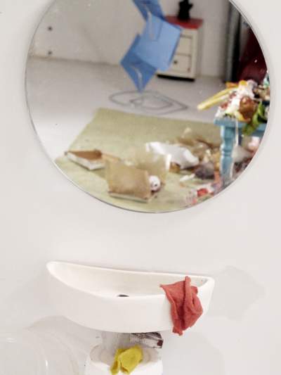 Josiane Keller - Billy's binge 27 - Billy's room in bathroom mirror