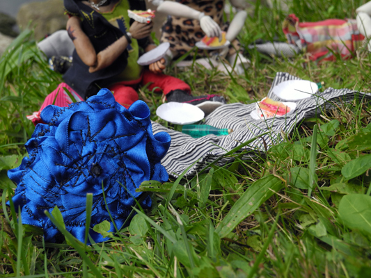 Josiane Keller - ChoCho's birthday picnic - mindnight blue ruffled parasol