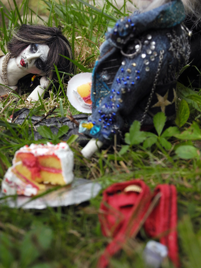 Josiane Keller - ChoCho's birthday picnic - ChoCho with cake and Chiaki's new jacket