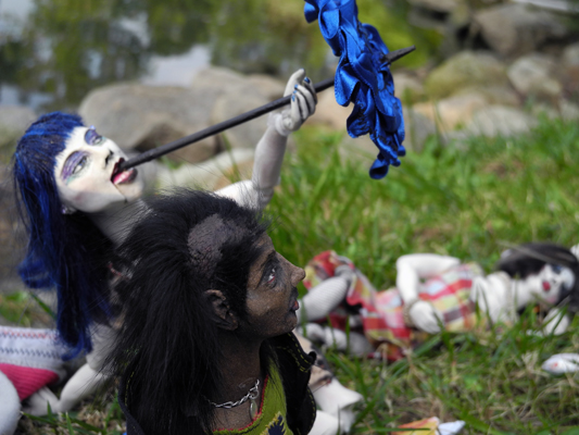 Josiane Keller - ChoCho's birthday picnic - Larry and ChoCho with Molly balancing a parasol with her teeth 3