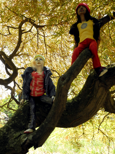 Josiane Keller - Chiaki and Larry in a tree on the graveyard
