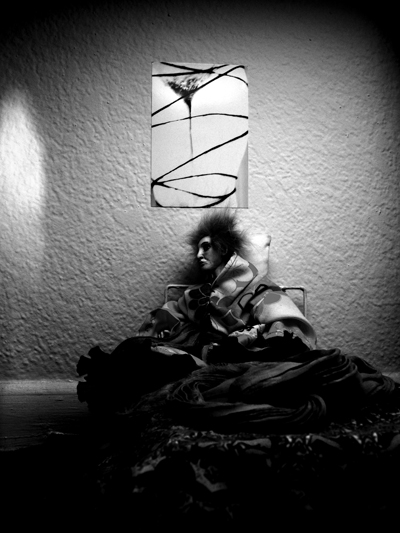 Josiane Keller - Starfish in a kimono on the bed