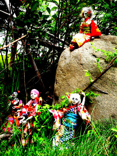 Josiane Keller - group shot outside - Chiaki leaning back Starfish on a rock