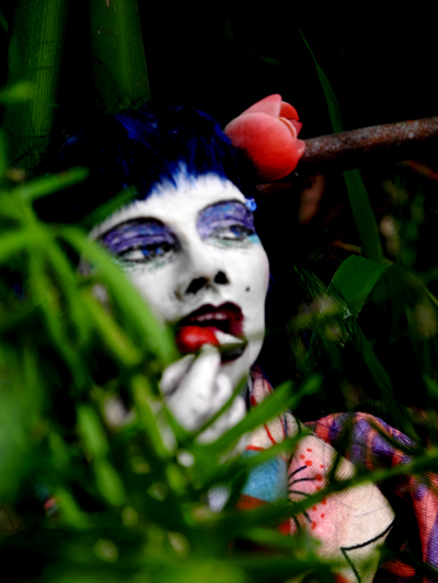 Josiane Keller - group shot outside - Molly eating a paradise fruit 3