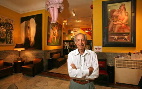 ALLAN TANNENBAUM - POLARIS - EYEVINE - Stanley Bard in the lobby of the Chelsea Hotel, 2006