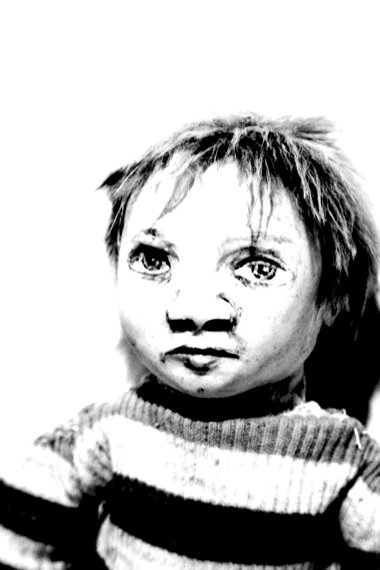 Josiane Keller - little boy standing by a wall - close-up 2
