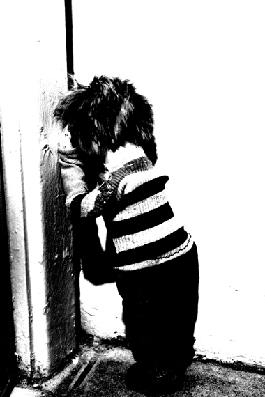 Josiane Keller - little boy counting with his face against a wall